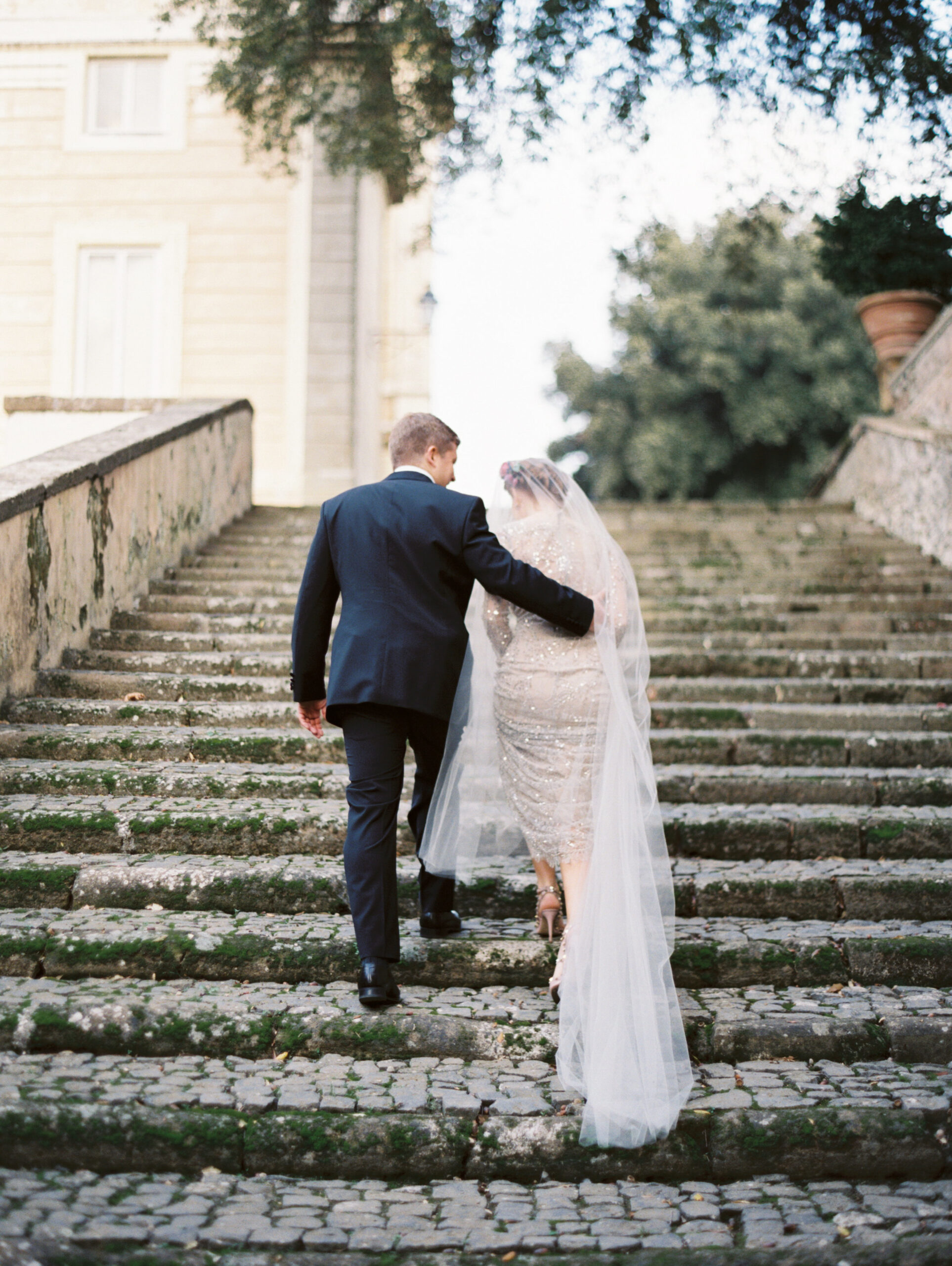 italian villa wedding couple