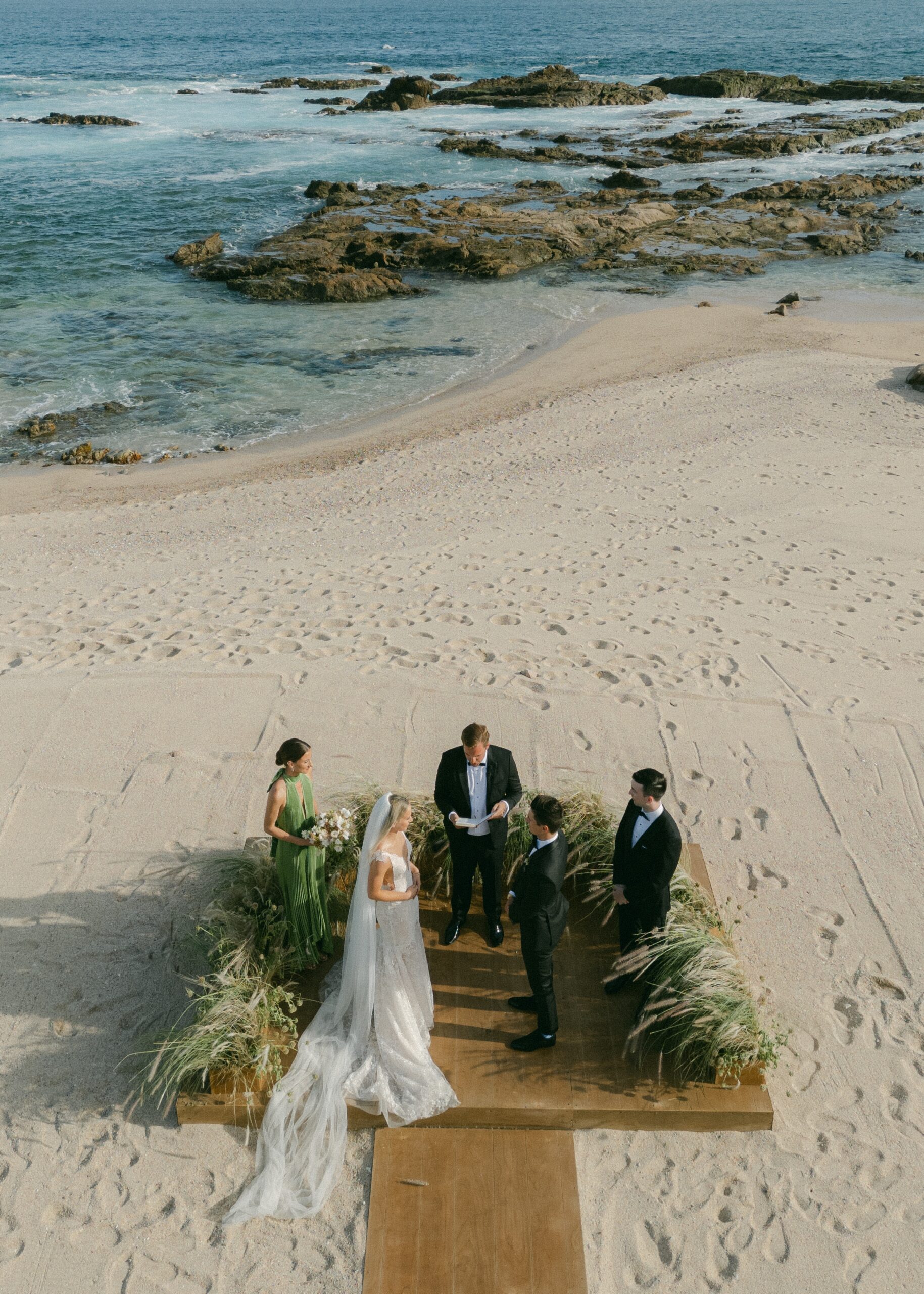 esperanza cabo wedding ceremony couple